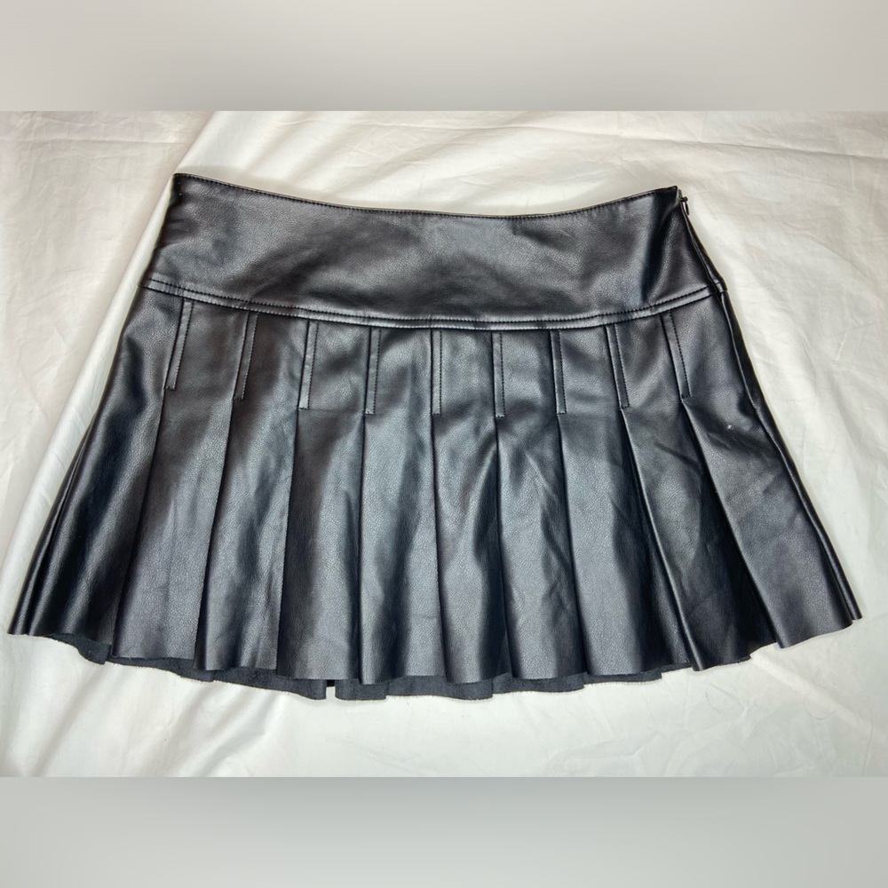 Urban Outfitters Black Mini Skirt Pleated Faux Leather Plether‎ Size Small